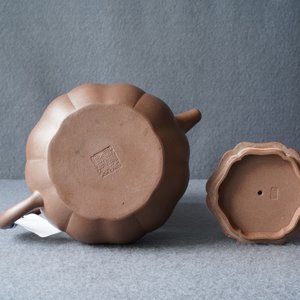 A Chinese Yixing stoneware teapot and cover with inscription, impressed seal marks, 19/20th C. — 照片 15