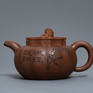 A Chinese Yixing stoneware teapot and cover with inscription, impressed seal marks, 19/20th C. — 照片 4