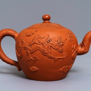 A Chinese Yixing stoneware teapot with applied dragons, Kangxi — photo 2