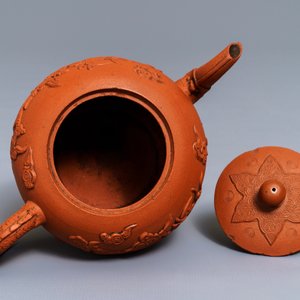 A Chinese Yixing stoneware teapot with applied dragons, Kangxi — photo 6