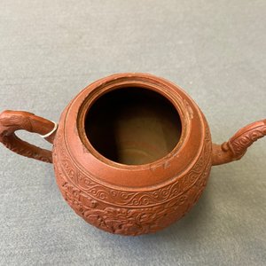 A Chinese Yixing stoneware teapot with boys among peony scrolls, Kangxi — 照片 13