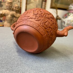 A Chinese Yixing stoneware teapot with boys among peony scrolls, Kangxi — 照片 14