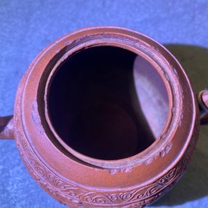 A Chinese Yixing stoneware teapot with boys among peony scrolls, Kangxi — 照片 17