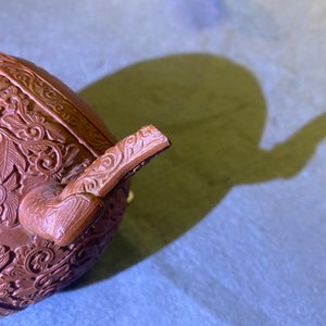 A Chinese Yixing stoneware teapot with boys among peony scrolls, Kangxi — 照片 18