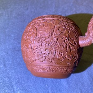 A Chinese Yixing stoneware teapot with boys among peony scrolls, Kangxi — 照片 19