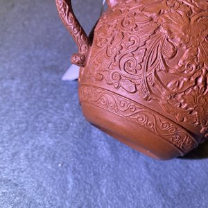 A Chinese Yixing stoneware teapot with boys among peony scrolls, Kangxi — 照片 21