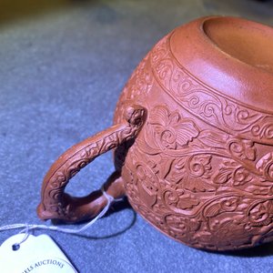A Chinese Yixing stoneware teapot with boys among peony scrolls, Kangxi — 照片 22