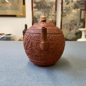 A Chinese Yixing stoneware teapot with boys among peony scrolls, Kangxi — 照片 9