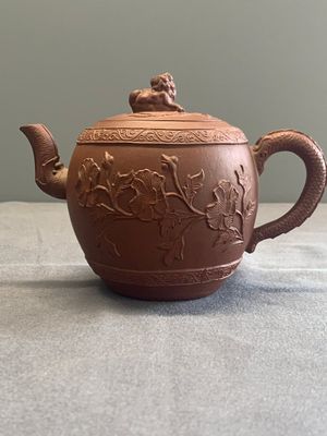 A Chinese Yixing stoneware teapot with relief design, Kangxi — foto 1