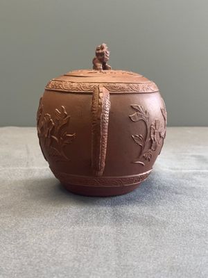 A Chinese Yixing stoneware teapot with relief design, Kangxi — foto 2
