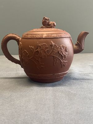 A Chinese Yixing stoneware teapot with relief design, Kangxi — foto 3
