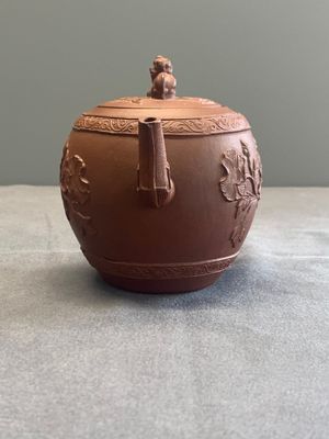 A Chinese Yixing stoneware teapot with relief design, Kangxi — foto 4