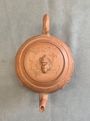 A Chinese Yixing stoneware teapot with relief design, Kangxi — foto 5