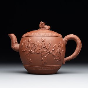 A Chinese Yixing stoneware teapot with relief design, Kangxi — foto 1