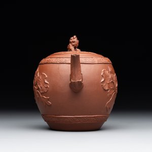 A Chinese Yixing stoneware teapot with relief design, Kangxi — foto 2