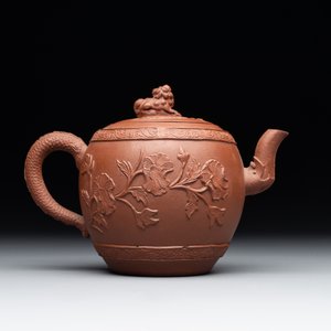 A Chinese Yixing stoneware teapot with relief design, Kangxi — foto 3