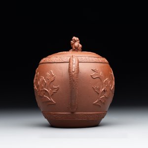 A Chinese Yixing stoneware teapot with relief design, Kangxi — foto 4