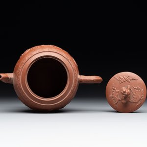 A Chinese Yixing stoneware teapot with relief design, Kangxi — foto 5
