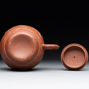 A Chinese Yixing stoneware teapot with relief design, Kangxi — foto 6