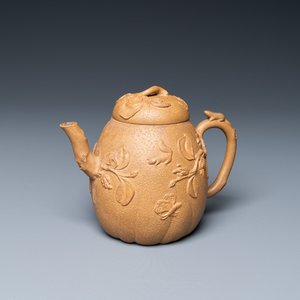 A Chinese Yixing stoneware teapot with squirrels and butterflies, seal mark, 18th C. — 照片 1