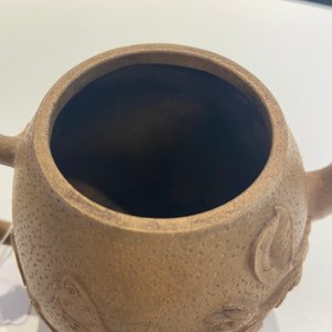A Chinese Yixing stoneware teapot with squirrels and butterflies, seal mark, 18th C. — 照片 12