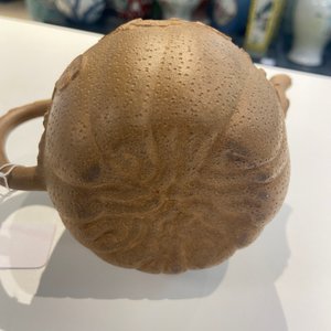 A Chinese Yixing stoneware teapot with squirrels and butterflies, seal mark, 18th C. — 照片 13