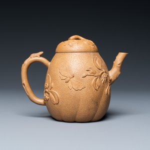 A Chinese Yixing stoneware teapot with squirrels and butterflies, seal mark, 18th C. — 照片 5