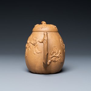 A Chinese Yixing stoneware teapot with squirrels and butterflies, seal mark, 18th C. — 照片 6