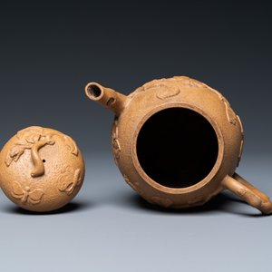 A Chinese Yixing stoneware teapot with squirrels and butterflies, seal mark, 18th C. — 照片 7