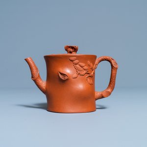 A Chinese Yixing stoneware tree trunk-shaped teapot and cover, 18/19th C. — 照片 2