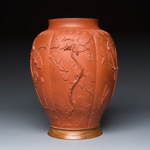 A Chinese Yixing stoneware vase with relief floral design — foto 1