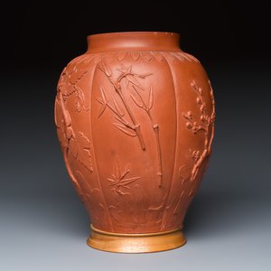 A Chinese Yixing stoneware vase with relief floral design — foto 2