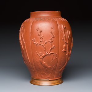 A Chinese Yixing stoneware vase with relief floral design — foto 3