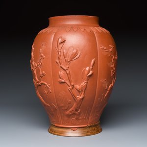 A Chinese Yixing stoneware vase with relief floral design — foto 4