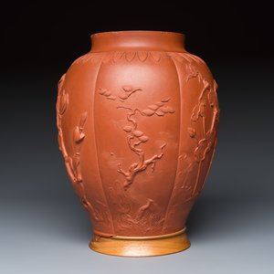 A Chinese Yixing stoneware vase with relief floral design — foto 5