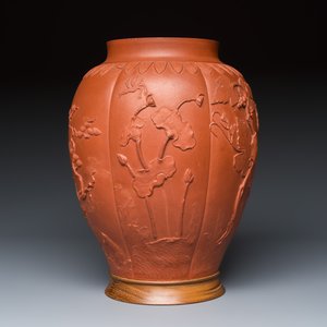 A Chinese Yixing stoneware vase with relief floral design — foto 6