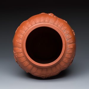 A Chinese Yixing stoneware vase with relief floral design — foto 8