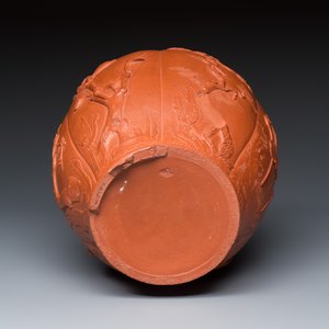 A Chinese Yixing stoneware vase with relief floral design — foto 9