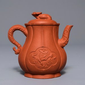 A Chinese Yixing stoneware wine jug with applied flowers and buffalo, Kangxi — 照片 1