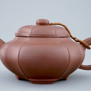 A Chinese Yixing teapot and cover marked for Pa Kua, Zhou Guizhen, 20th C. — 照片 2