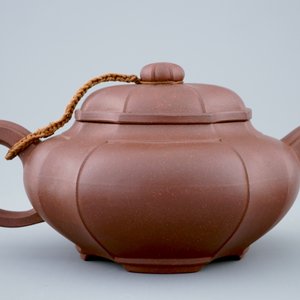 A Chinese Yixing teapot and cover marked for Pa Kua, Zhou Guizhen, 20th C. — 照片 4