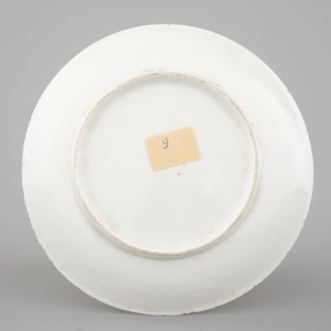 A Chinese Yongzheng cup and saucer decorated with ladies and a goat, 1722-1735 — photo 3