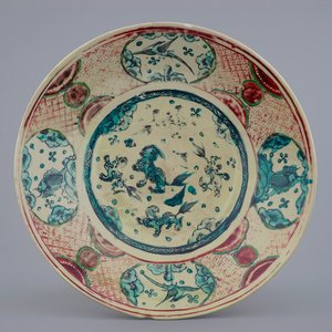 A Chinese Zhangzhou Swatow dish with buddhist lions, birds and fish, Ming — photo 1