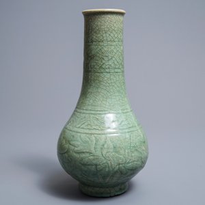 A Chinese Zhejiang celadon-green vase with underglaze design, Ming — 照片 3