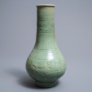 A Chinese Zhejiang celadon-green vase with underglaze design, Ming — 照片 4
