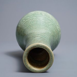 A Chinese Zhejiang celadon-green vase with underglaze design, Ming — 照片 6