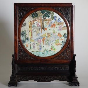 A Chinese zitan and huanghuali wood table screen with famille rose inset plaque, early 19th C. — photo 7
