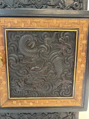 A Chinese zitan cabinet of curiosities with five-clawed dragons, 19/20th C. — foto 8