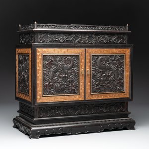 A Chinese zitan cabinet of curiosities with five-clawed dragons, 19/20th C. — foto 2