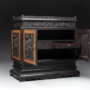 A Chinese zitan cabinet of curiosities with five-clawed dragons, 19/20th C. — foto 3